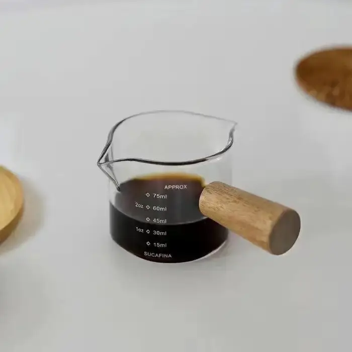 ♥ Tasse à mousse de lait en verre côtelé avec poignée en bois