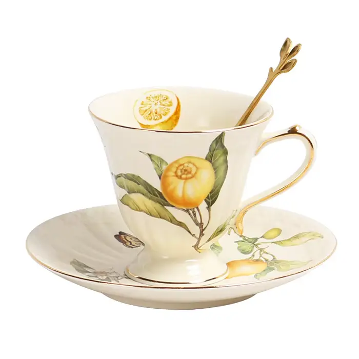 Ensemble de tasses à café et soucoupes au citron européen