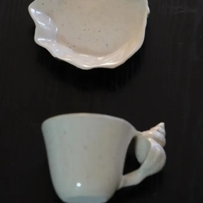Ensemble tasse à café et soucoupe en coquillage
