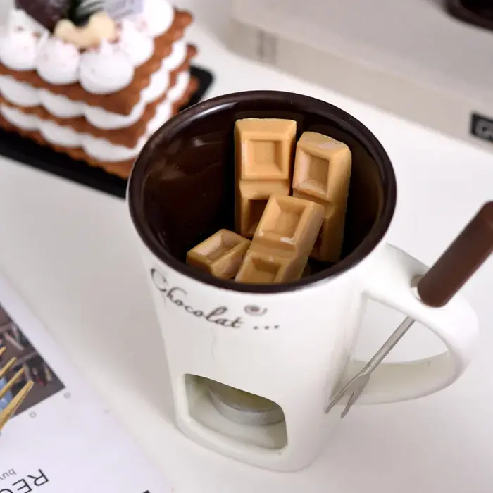 Tasse à café en céramique avec fourchette