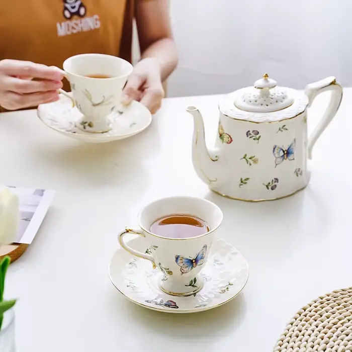 Tasse à café et soucoupe papillon de jardin doré Vintage