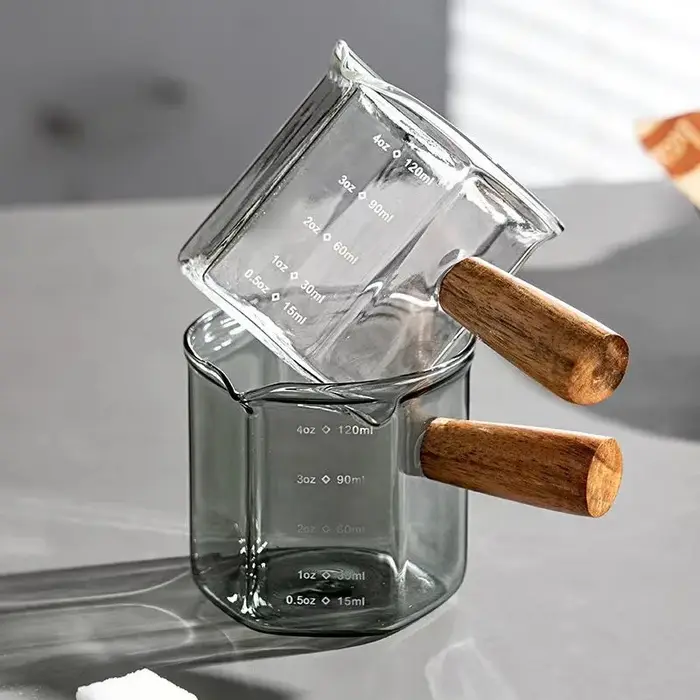 Tasse à mesurer expresso en verre avec manche en bois hexagonal de 120ml
