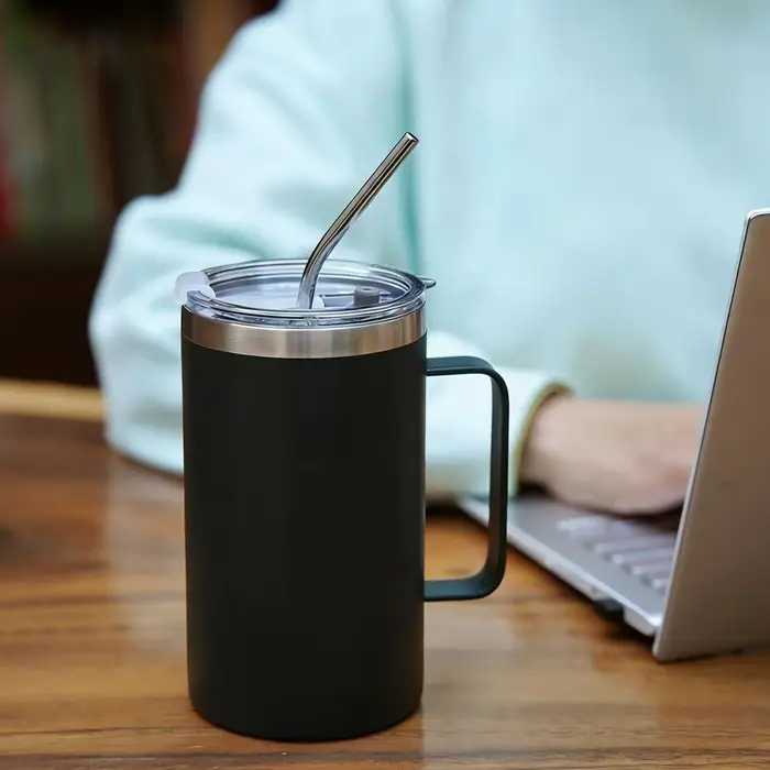 Tasse à café isolée avec couvercles