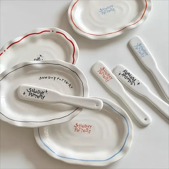 Assiette ovale en céramique de ligne rétro