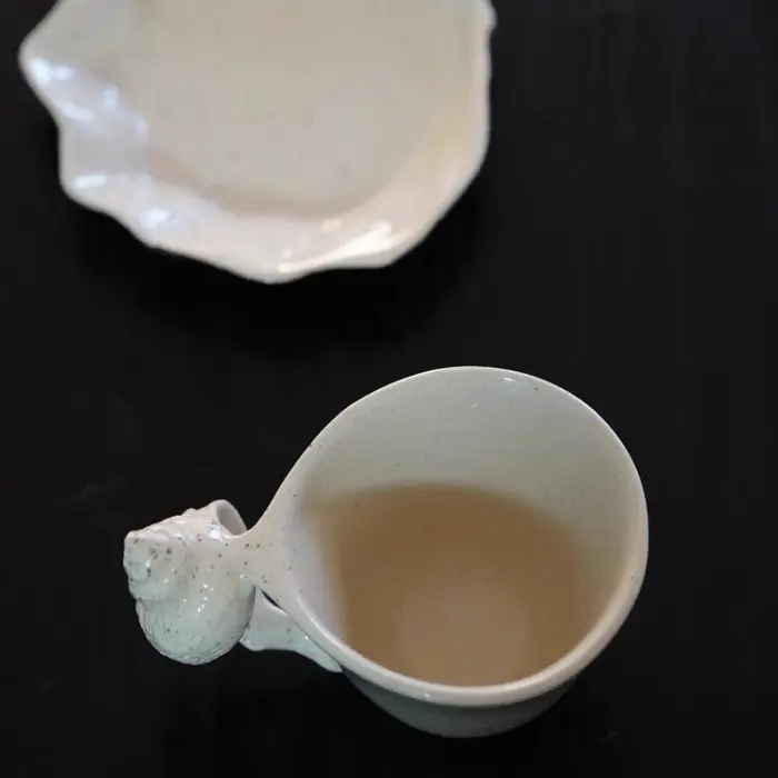 Ensemble tasse à café et soucoupe en coquillage