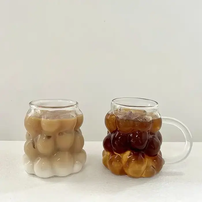 Tasse à café en verre de raisin