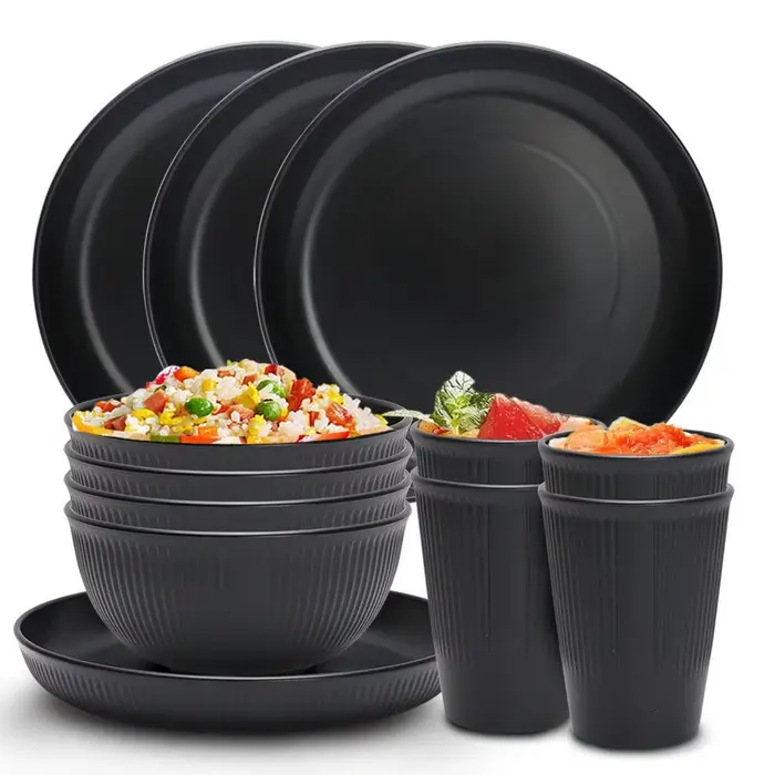 Ensemble de couverts en plastique noir