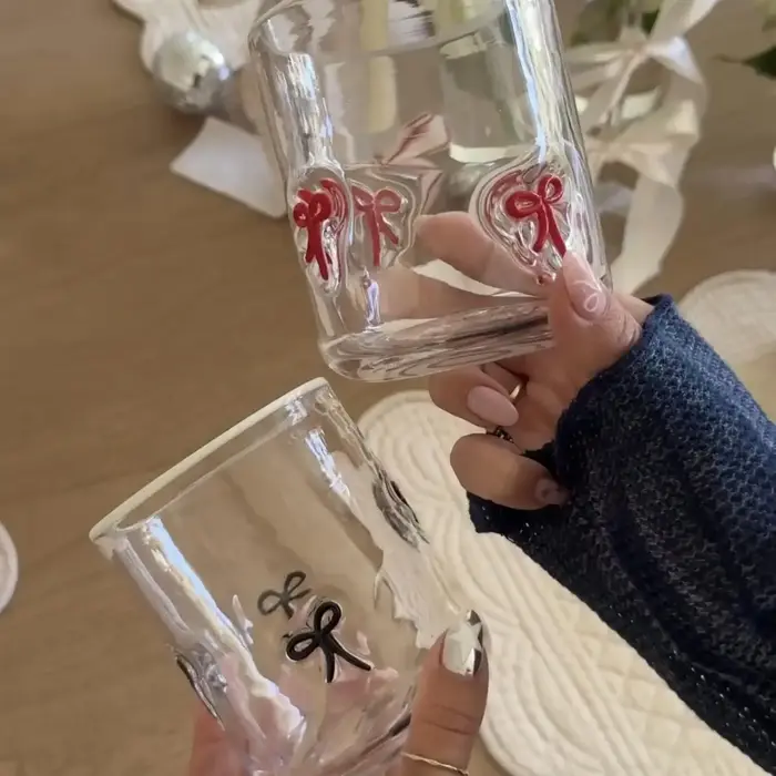 Tasse en verre avec nœud en Relief