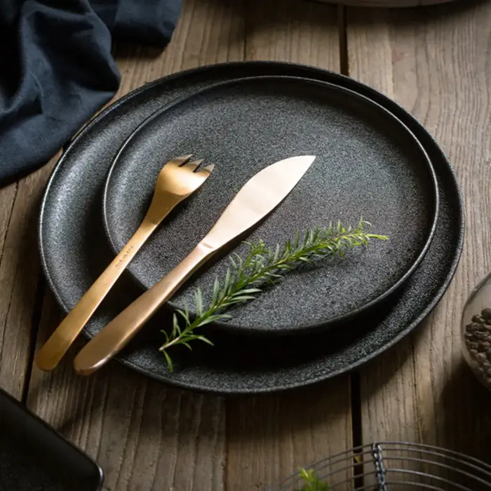 Ensemble d'assiettes noires en céramique pour la maison