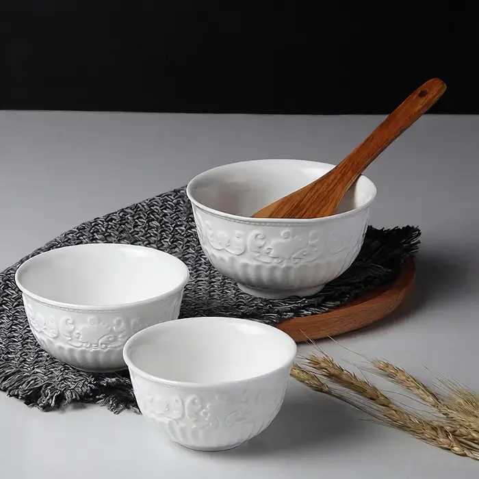 Filles à salade en relief blanc