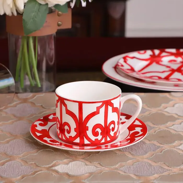 Tasse à café et assiette en porcelaine de cour