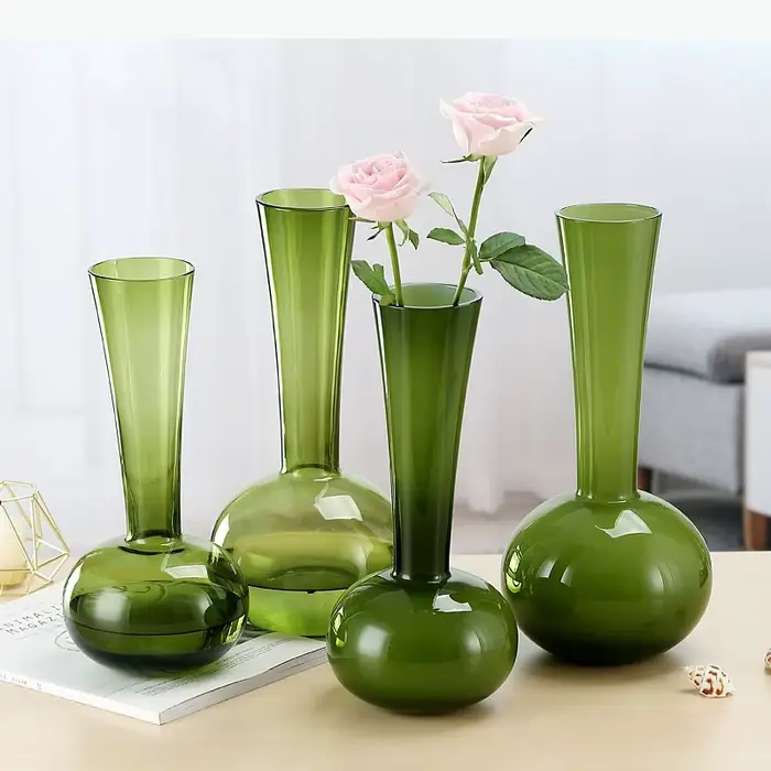 Vase en verre vert à long col