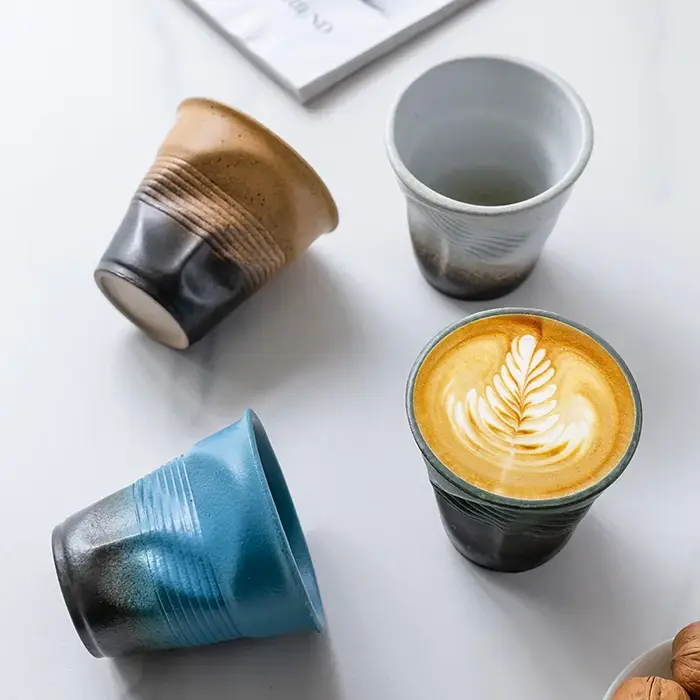 Tasse à café en poterie brute