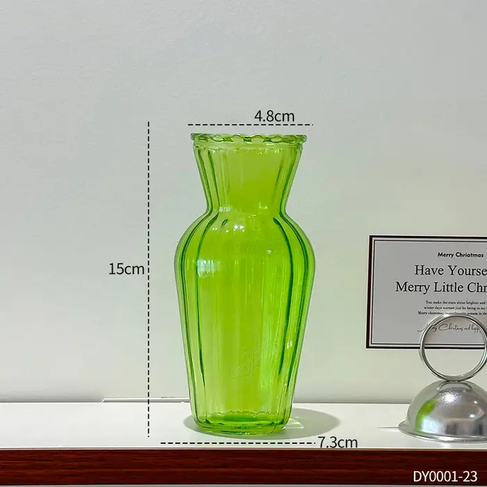 Vase en verre vert vintage à bord festonné
