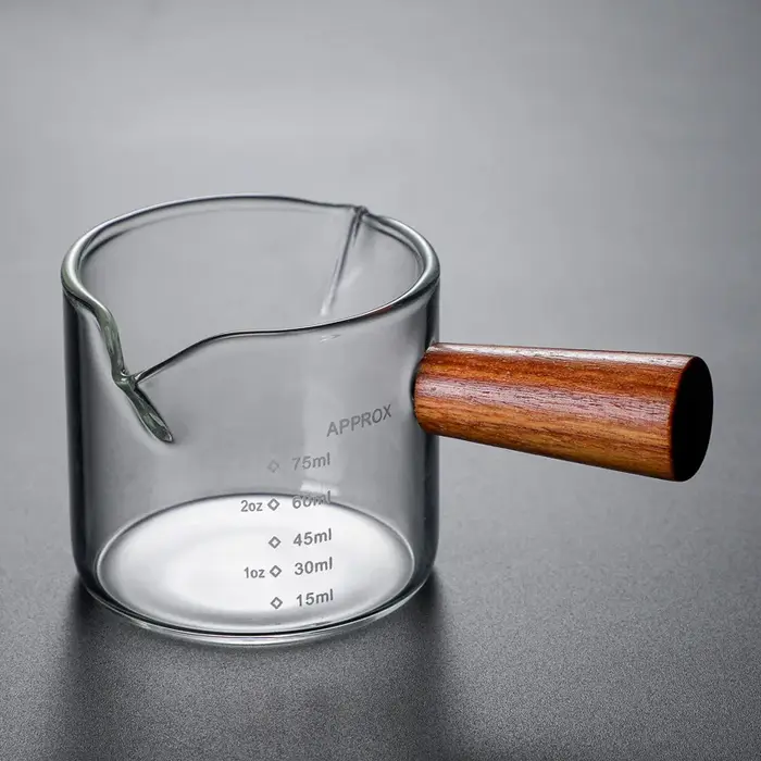 Tasse à café et lait avec manche en bois