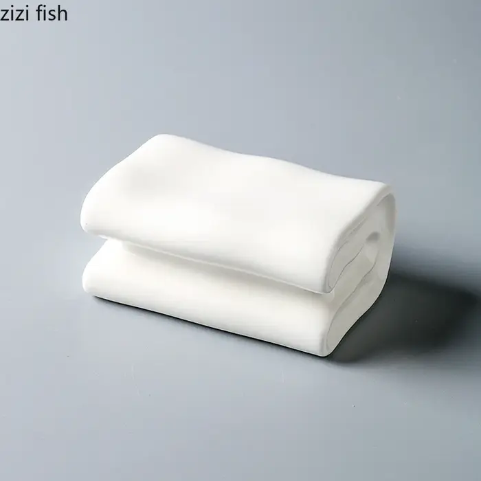 Assiette en céramique blanche en forme de livre
