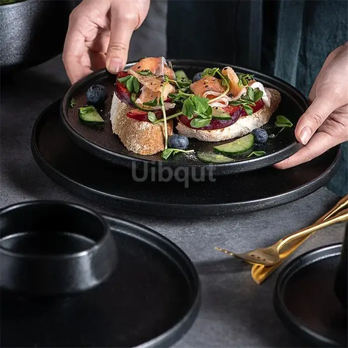 Filles à salade à soupe noire