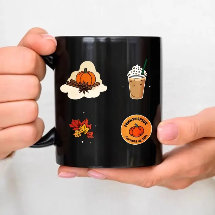 Tasse en céramique noire avec latte aux épices de citrouille et design de feuilles d'automne pour les amateurs de café