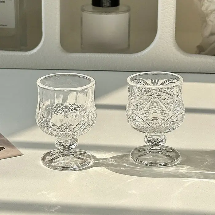 Petit gobelet en verre gaufré gravé de style coréen