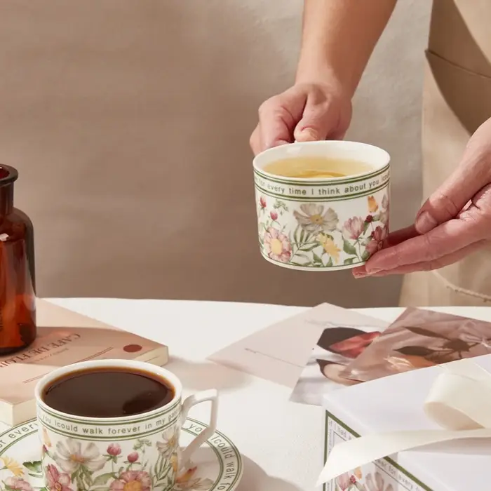 Tasse à café et soucoupe de Style rétro français