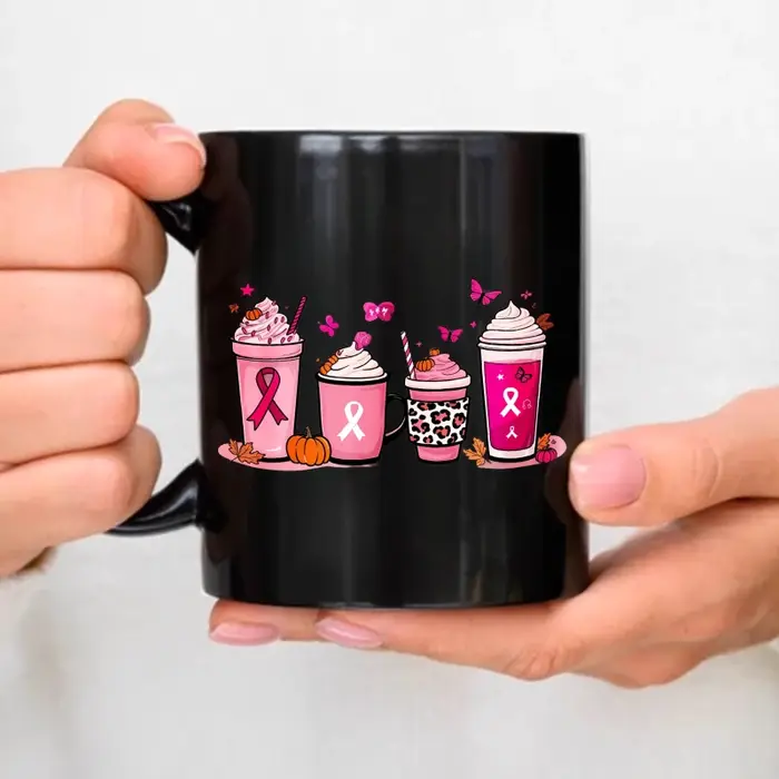 Tasse à café noire avec ruban rose et boisson tombante pour la sensibilisation au cancer du sein et la saison d'automne