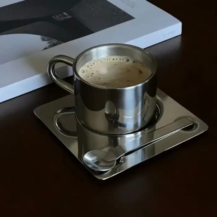 Ensemble de tasses à café avec cuillère