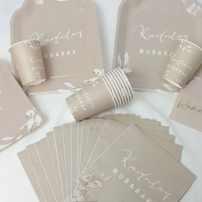 Assiettes en papier gris Ramadan Mubarak