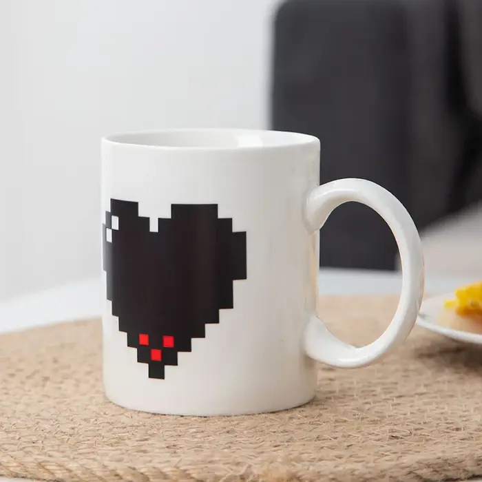 Tasse en céramique à changement de documents en forme de cœur de pêche