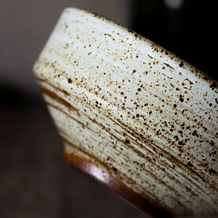 Assiettes rondes en grès faites à la main