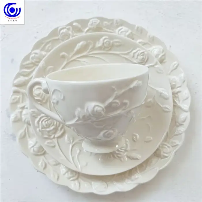 Ensemble de tasses à café et d'assiettes