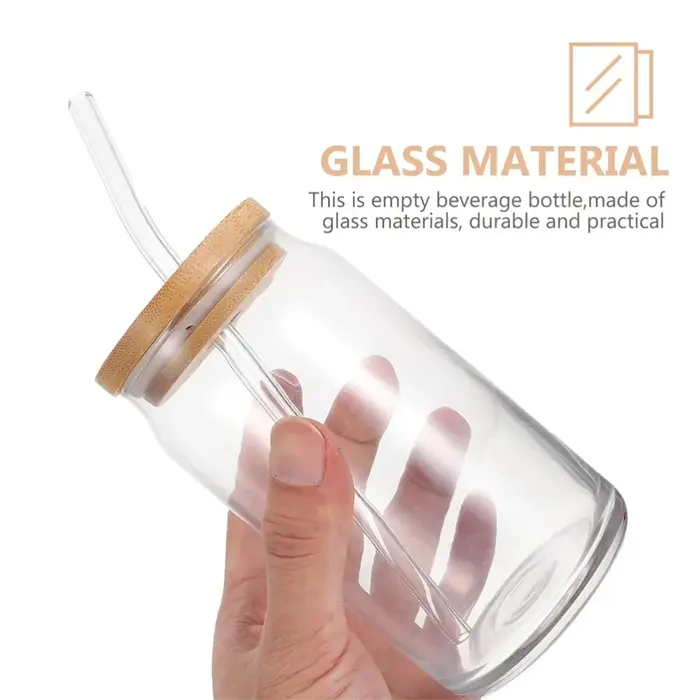 Tasses en verre avec couvercles et paille en bambou