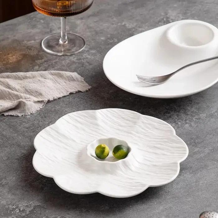 Assiette à raviolis en céramique blanche avec coupelle à vinaigre