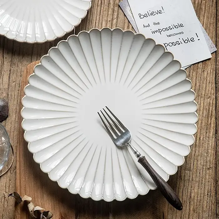 Assiette en céramique à bord de coquille rayé en relief de 8 pouces/10
