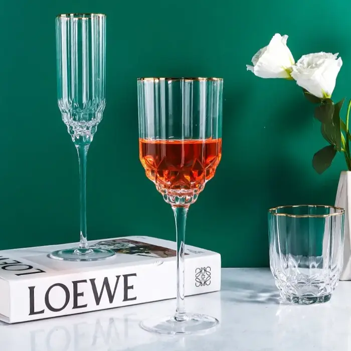 Verre à vin rouge en or et diamant