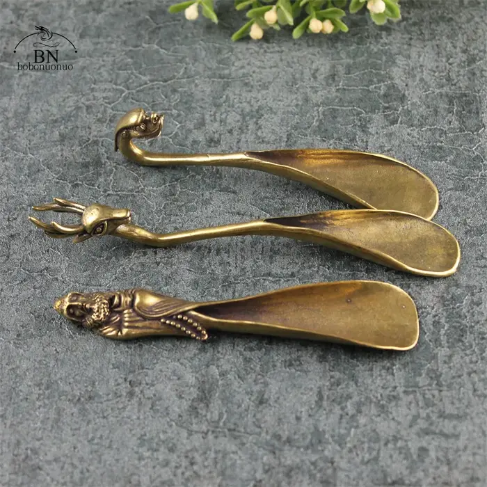 Cuillère à thé en laiton vintage