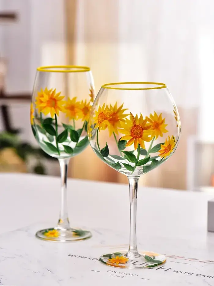 Verre à vin en cristal à motifs de fleurs, art de la main, pieds hauts, vin rouge, proximité de la main, famille, festival, fête, ensemble de trois pièces
