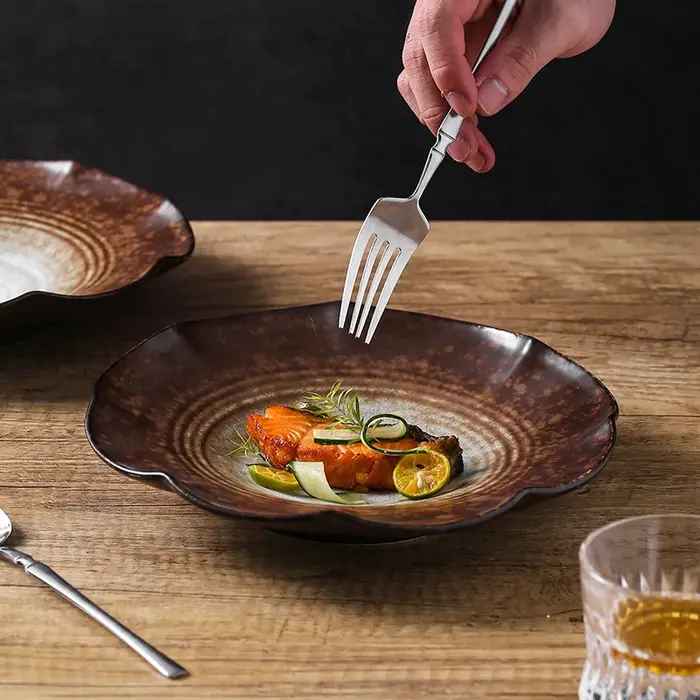 Assiettes à salade irrégulières haut de gamme en céramique rétro de style chinois