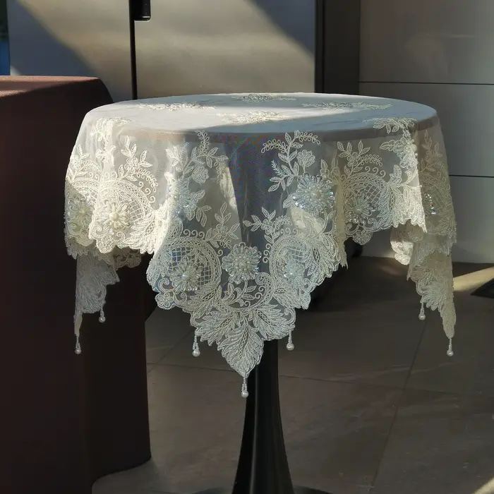 Nappe carrée beige brodée de perles