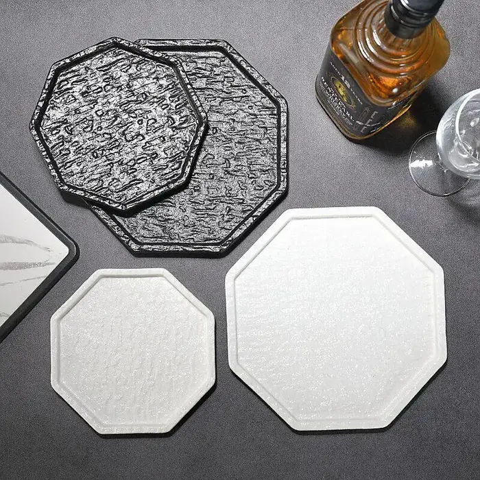 Assiette octogonale noire et blanche de luxe