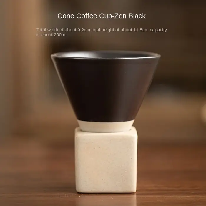 Tasse à café en poterie grossière avec base