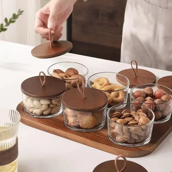 Assiette de fruits secs en verre avec couvercle en bois