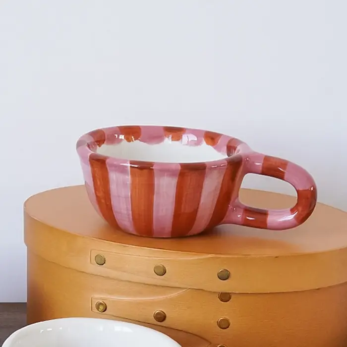 1 tasse en céramique rayée rose