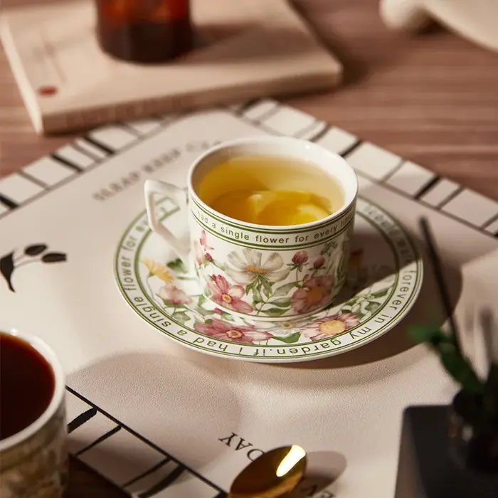 Tasse à café et soucoupe de Style rétro français