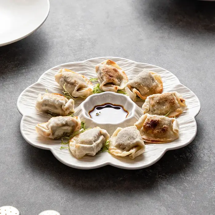 Assiette à raviolis en céramique blanche avec coupelle à vinaigre