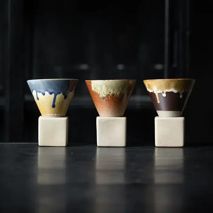 Tasse à café créative en poterie grossière avec base