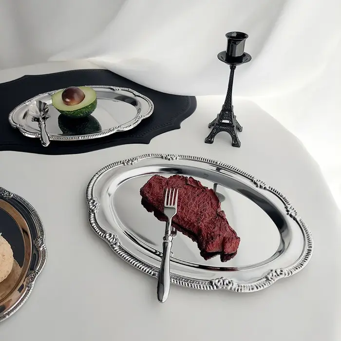 Plateau de service vintage en argent gaufré pour desserts
