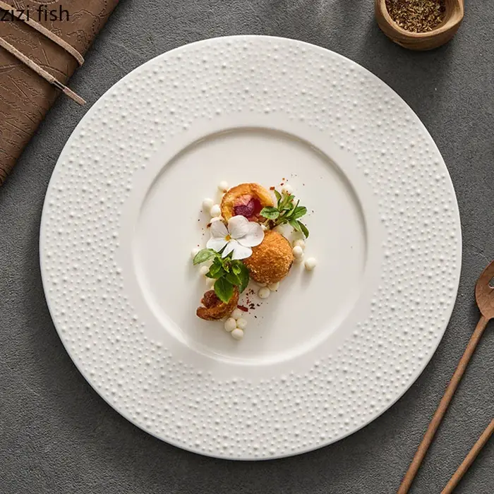 Assiette en céramique blanche à pois