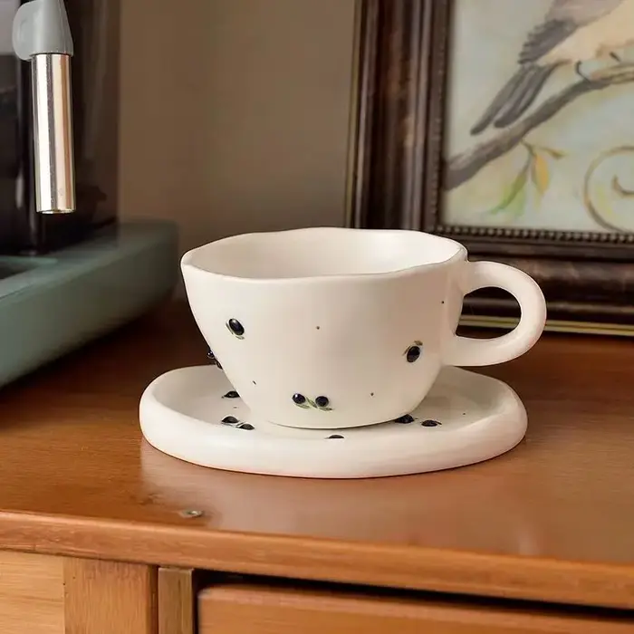 Ensemble de tasses en céramique à motif de cerises peintes à la main
