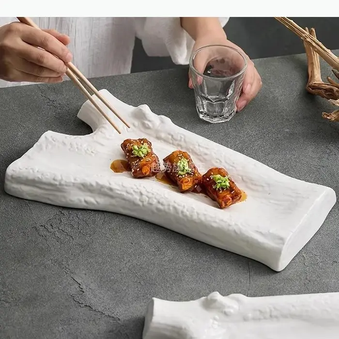 Assiette en céramique blanche mate, assiette de service, assiette à dessert, assiette à collation, assiette à sushi, assiettes en forme de branche d'arbre, restaurant, cuisine moléculaire