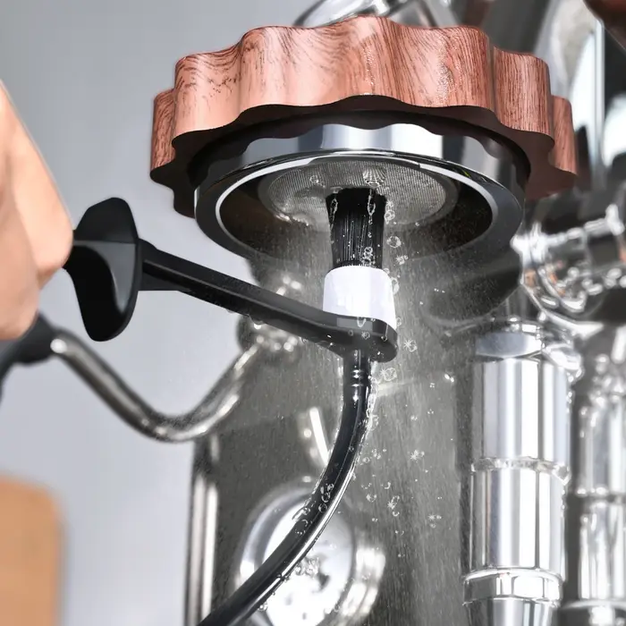 Le barista utilise un buse à vapeur d'une machine à café de qualité alimentaire résistante à la chaleur pour nettoyer
